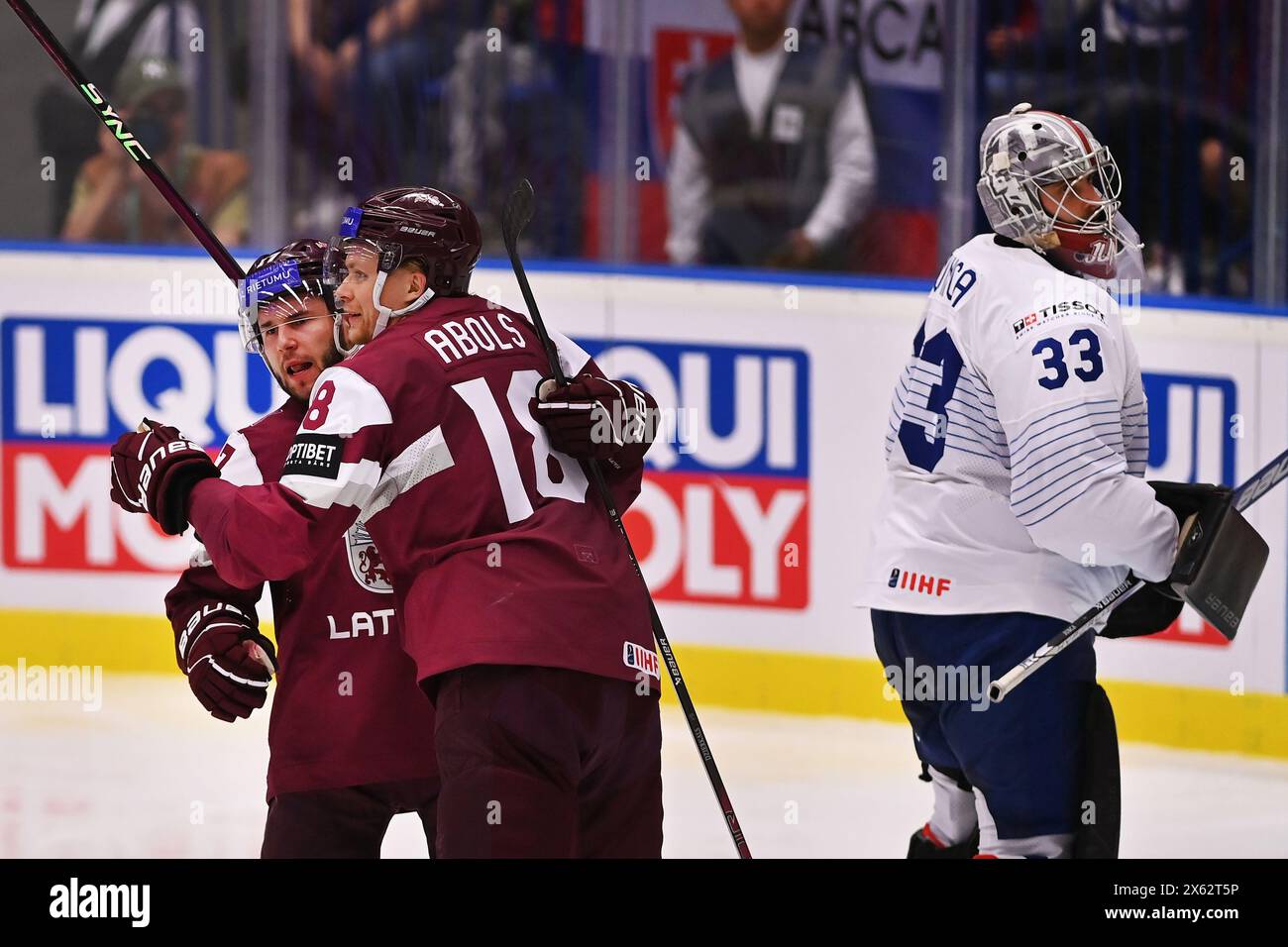 Ostrava, Repubblica Ceca. 12 maggio 2024. Lettonia vs Francia partita del gruppo B del Campionato del mondo 2024 IIHF, a Ostrava, Repubblica Ceca, il 12 maggio 2024. Da sinistra Martins Dzierkals, Rodrigo Abols festeggia il gol. A destra c'è il portiere della Francia Julian Junca (riceve la porta). Crediti: Jaroslav Ozana/CTK Photo/Alamy Live News Foto Stock