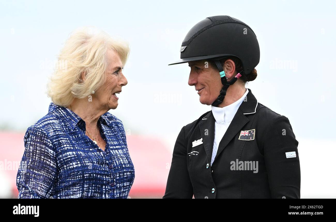 Badminton Estate, Gloucestershire, Regno Unito. 12 maggio 2024. 2024 MARS Badminton Horse Trials giorno 5; Caroline Powell (NZL) riceve il trofeo dei vincitori da HM The Queen dopo aver vinto Badminton Horse Trials sul suo cavallo GREENACRES SPECIAL CAVALIER Credit: Action Plus Sports/Alamy Live News Foto Stock