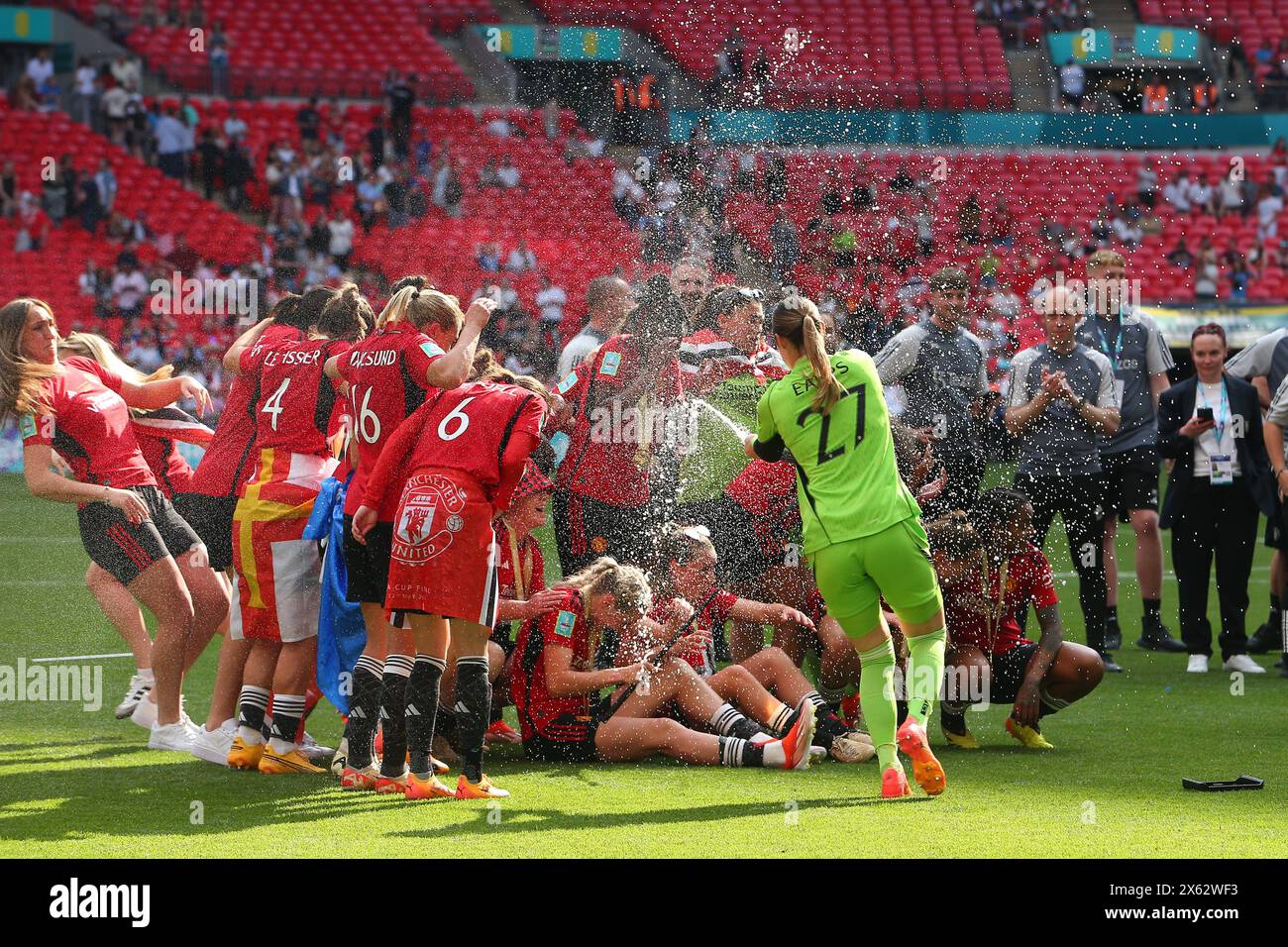 Wembley Stadium, Londra, Regno Unito. 12 maggio 2024. Finale di fa Cup femminile, Manchester United contro il Tottenham Hotspur; la portiere Mary Earps del Manchester United lascia i suoi compagni di squadra con champagne mentre si preparano per una foto di gruppo celebrativa. Credito: Action Plus Sports/Alamy Live News Foto Stock