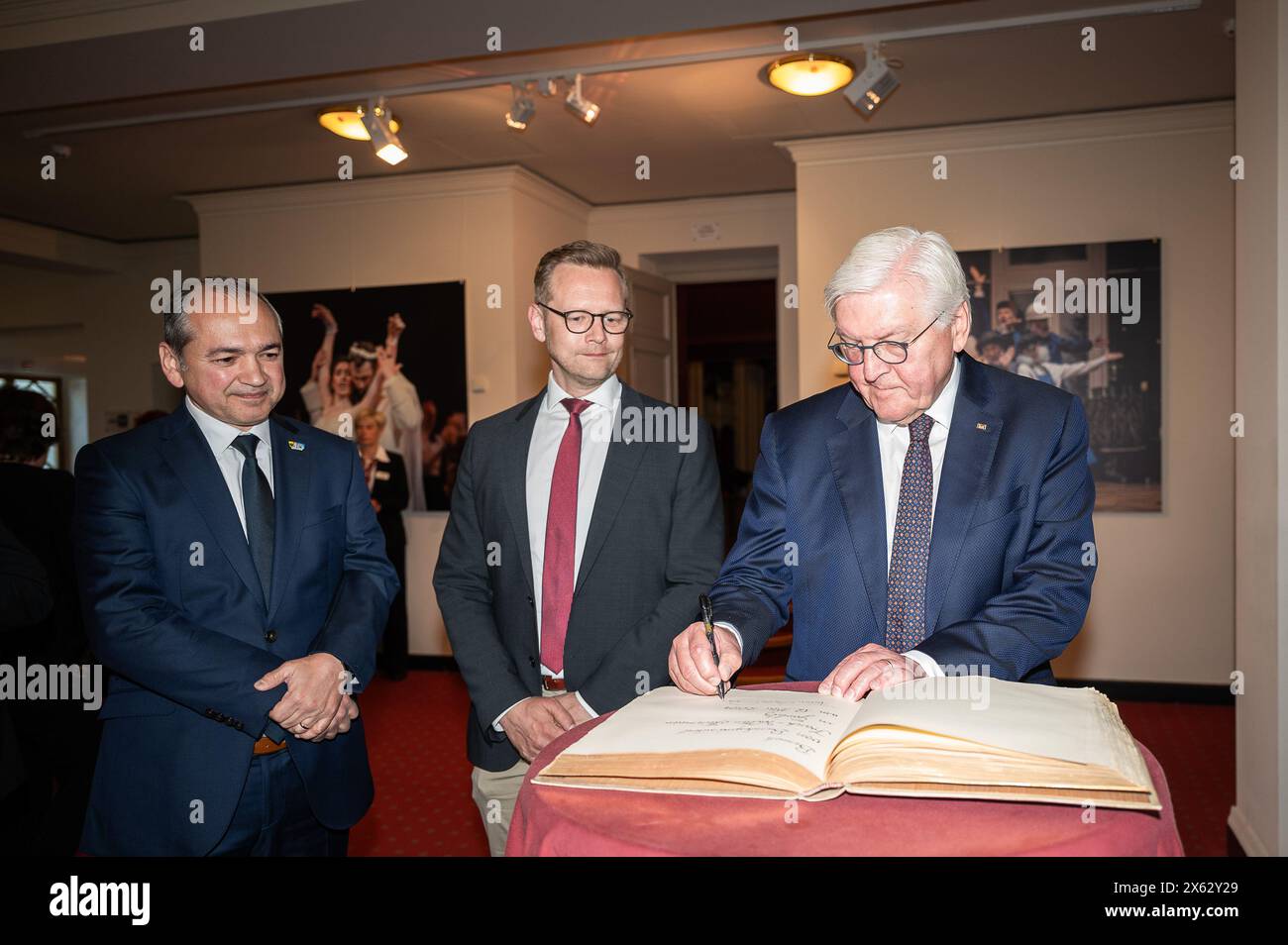 12 maggio 2024, Sassonia, Görlitz: Octavian Ursu (l-r), sindaco di Görlitz, e Daniel Morgenroth, direttore del Gerhart-Hauptmann-Theater Zittau/Görlitz, si trovano accanto a Frank-Walter Steinmeier, presidente federale della Germania, al Gerhart-Hauptmann-Theater Görlitz, dove Steinmeier firma il libro d'oro della città. L'occasione è la visita del Presidente federale alla rappresentazione teatrale "la vita esemplare di Samuel W." presso il Gerhart-Hauptmann-Theater Görlitz. Foto: Paul Glaser/dpa Foto Stock