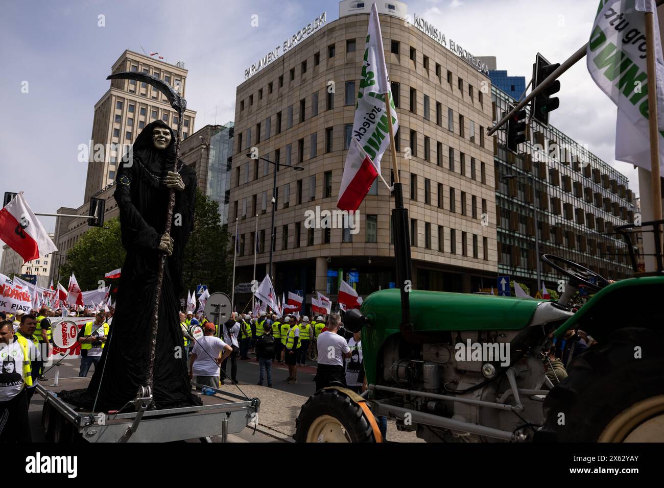 Varsavia, Provincia di Mazoviano, Polonia. 10 maggio 2024. Una figura che rappresenta la morte si vede fuori dall'edificio del Parlamento europeo a Varsavia, durante una protesta contro il Green Deal dell'Unione europea in vista delle elezioni parlamentari europee, a Varsavia. La protesta è stata organizzata dal sindacato indipendente autonomo "solidarietà”, agricoltori, movimenti di destra e anti-UE con la partecipazione di politici della giustizia e della Confederazione. (Credit Image: © Maciek Jazwiecki/ZUMA Press Wire) SOLO PER USO EDITORIALE! Non per USO commerciale! Foto Stock