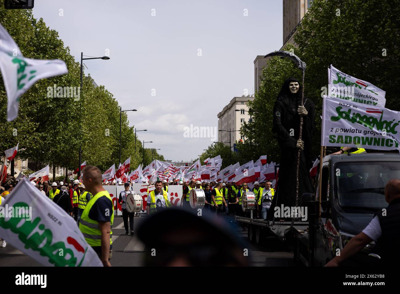 Varsavia, Provincia di Mazoviano, Polonia. 10 maggio 2024. Una figura che rappresenta la morte si vede durante una protesta contro il Green Deal dell'Unione europea in vista delle elezioni parlamentari dell'Unione europea, a Varsavia. La protesta è stata organizzata dal sindacato indipendente autonomo "solidarietà”, agricoltori, movimenti di destra e anti-UE con la partecipazione di politici della giustizia e della Confederazione. (Credit Image: © Maciek Jazwiecki/ZUMA Press Wire) SOLO PER USO EDITORIALE! Non per USO commerciale! Foto Stock