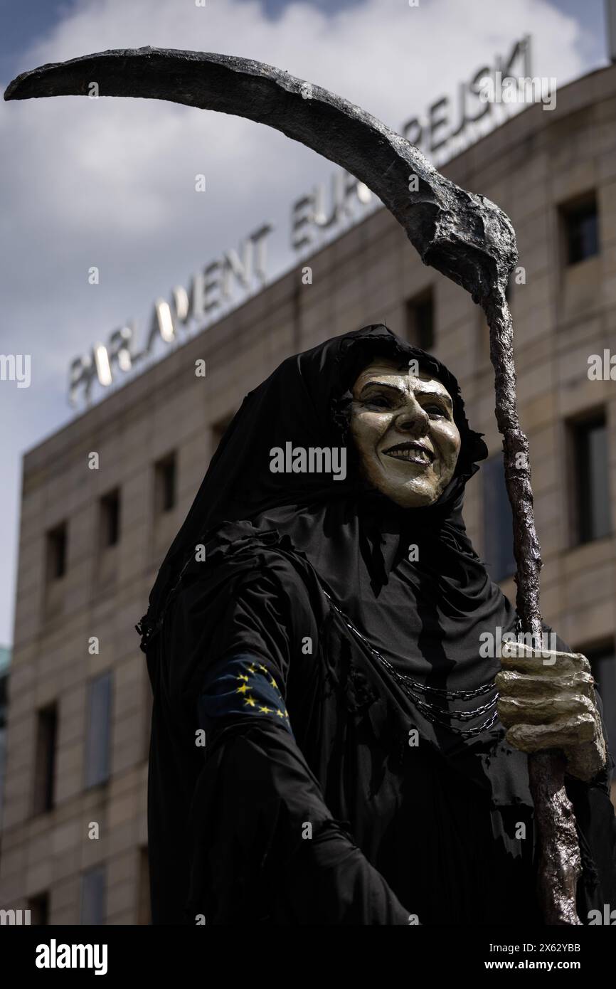 Varsavia, Provincia di Mazoviano, Polonia. 10 maggio 2024. Una figura che rappresenta la morte si vede fuori dall'edificio del Parlamento europeo a Varsavia, durante una protesta contro il Green Deal dell'Unione europea in vista delle elezioni parlamentari europee, a Varsavia. La protesta è stata organizzata dal sindacato indipendente autonomo "solidarietà”, agricoltori, movimenti di destra e anti-UE con la partecipazione di politici della giustizia e della Confederazione. (Credit Image: © Maciek Jazwiecki/ZUMA Press Wire) SOLO PER USO EDITORIALE! Non per USO commerciale! Foto Stock