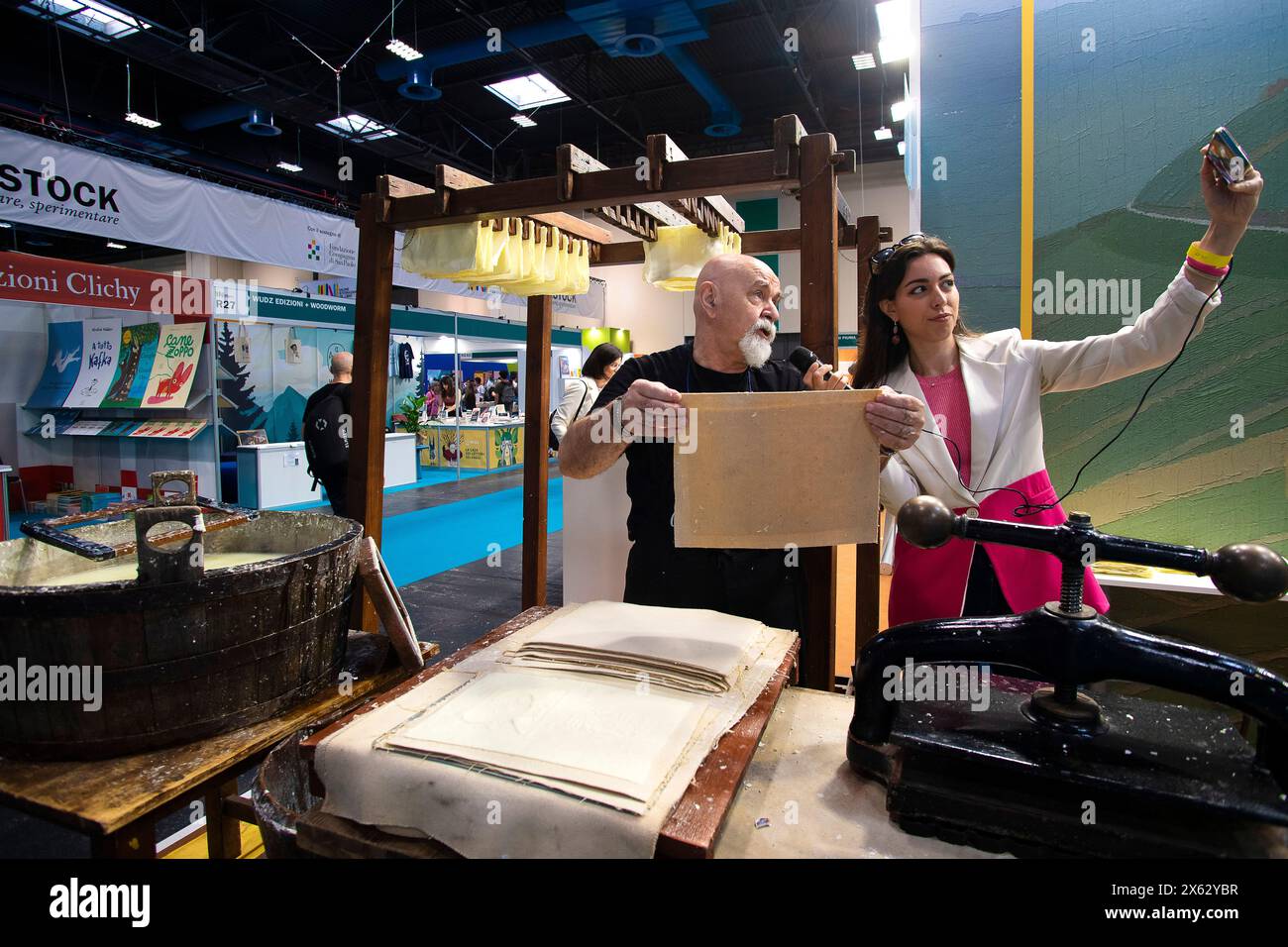 Italia Piemonte Torino Fiera del Lingotto - Fiera internazionale del Libro di Torino - Fiera internazionale del libro di Torino 2024 - Stand Marche regione - produzione carta Fabriano credito: Realy Easy Star/Alamy Live News Foto Stock