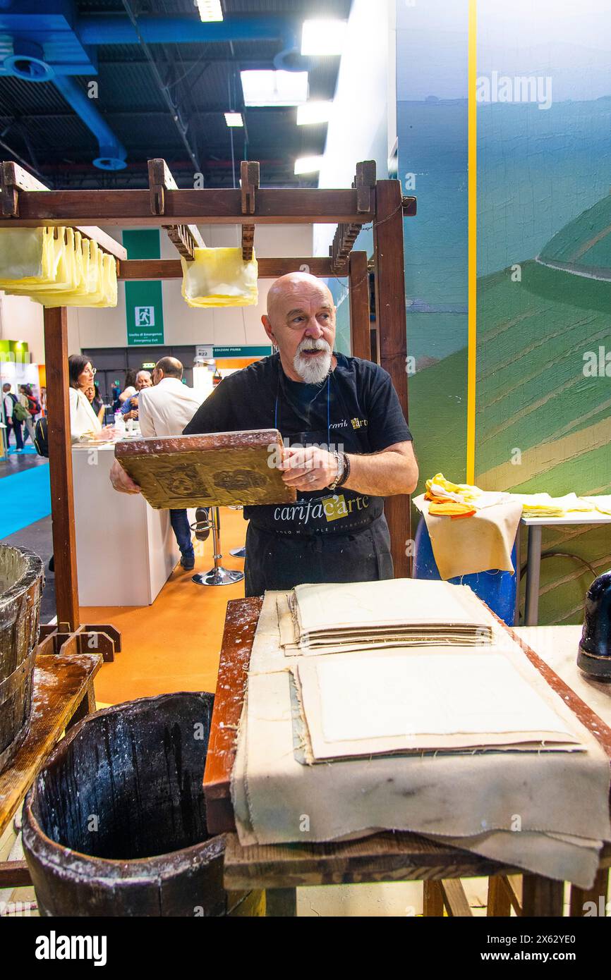 Italia Piemonte Torino Fiera del Lingotto - Fiera internazionale del Libro di Torino - Fiera internazionale del libro di Torino 2024 - Stand Marche regione - produzione carta Fabriano credito: Realy Easy Star/Alamy Live News Foto Stock