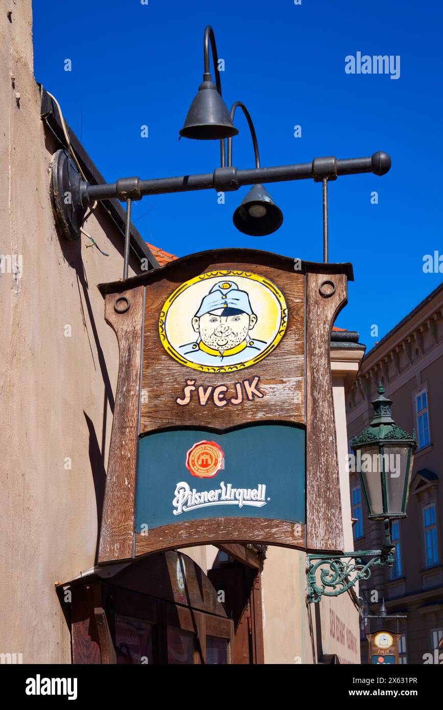 Il cartello del buon soldato Svejk presso un ristorante di Praga, Repubblica Ceca Foto Stock