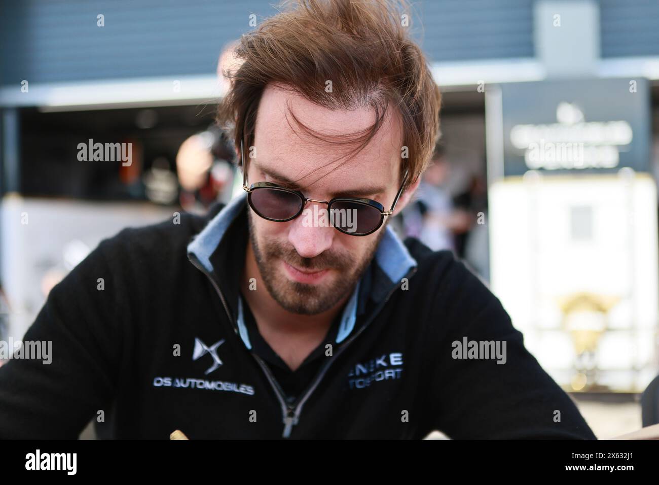 Germania, Berlino, 12 maggio 2024. Jean-Eric Vergne sulla corsia di Pit prima della gara del 10° round del campionato ABB FIA di Formula E. 2023/24. L'e-Prix di Berlino 2024 si terrà a Berlino l'11 e 12 maggio 2024 con una doppia gara per la decima volta. La serie di corse elettriche 2023/2024 si svolgerà presso l'ex aeroporto di Tempelhof. Crediti: Sven Said/Alamy Live News Foto Stock