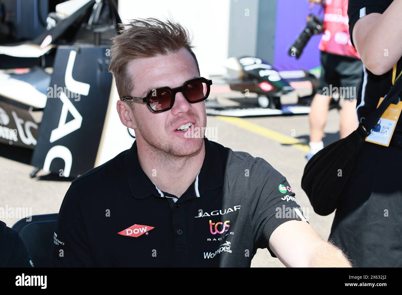 Germania, Berlino, 12 maggio 2024. Nick Cassidy alla corsia di Pit prima della gara del 10° round del campionato ABB FIA di Formula E. 2023/24. L'e-Prix di Berlino 2024 si terrà a Berlino l'11 e 12 maggio 2024 con una doppia gara per la decima volta. La serie di corse elettriche 2023/2024 si svolgerà presso l'ex aeroporto di Tempelhof. Crediti: Sven Said/Alamy Live News Foto Stock