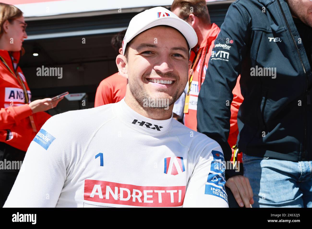 Germania, Berlino, 12 maggio 2024. Jake Dennis alla corsia di Pit prima della gara del 10° round del campionato ABB FIA di Formula E. 2023/24. L'e-Prix di Berlino 2024 si terrà a Berlino l'11 e 12 maggio 2024 con una doppia gara per la decima volta. La serie di corse elettriche 2023/2024 si svolgerà presso l'ex aeroporto di Tempelhof. Crediti: Sven Said/Alamy Live News Foto Stock