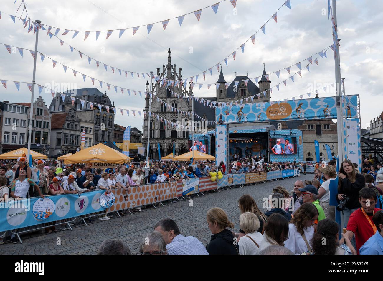 Mechelen, Belgio 12 maggio 2024. Linea di arrivo in piazza Grote Markt nel centro della città con palco allestito di fronte al municipio di Stadhuis. La cerimonia di benvenuto celebra i partecipanti per i loro sforzi Credit: Drew McArthur/Alamy Live News Foto Stock