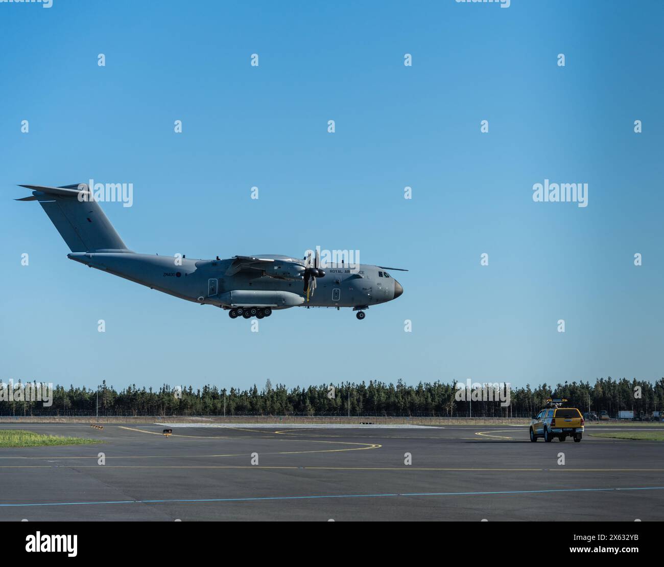 Airbus A400M Atlas all'Aeroporto di Tallinn. Velivolo da trasporto militare europeo a turboelica quadrimotore. Foto Stock