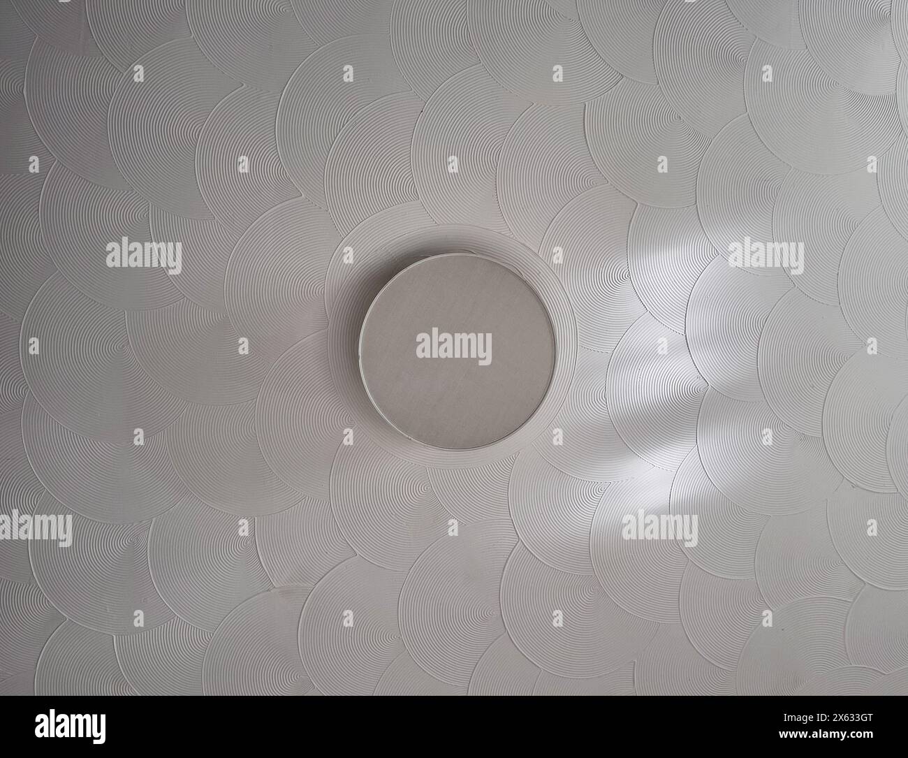 Soffitto bianco ricoperto da un'artex a fantasia a ventaglio con luce centrale Foto Stock