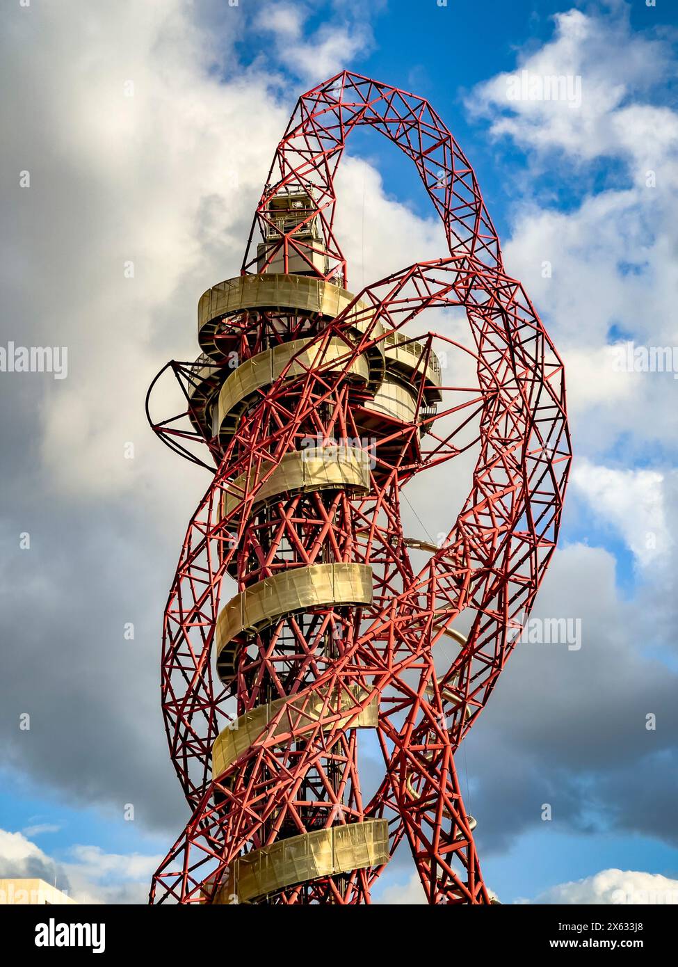 L'ArcelorMittal Orbit, una scultura e torre di osservazione di 114 metri nel Queen Elizabeth Olympic Park, Londra Foto Stock