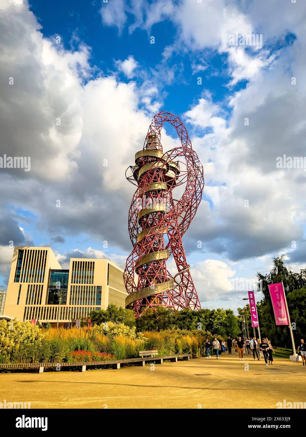 UCL East e ArcelorMittal Orbit, una scultura e torre di osservazione di 114 metri nel Queen Elizabeth Olympic Park, Londra. Foto Stock