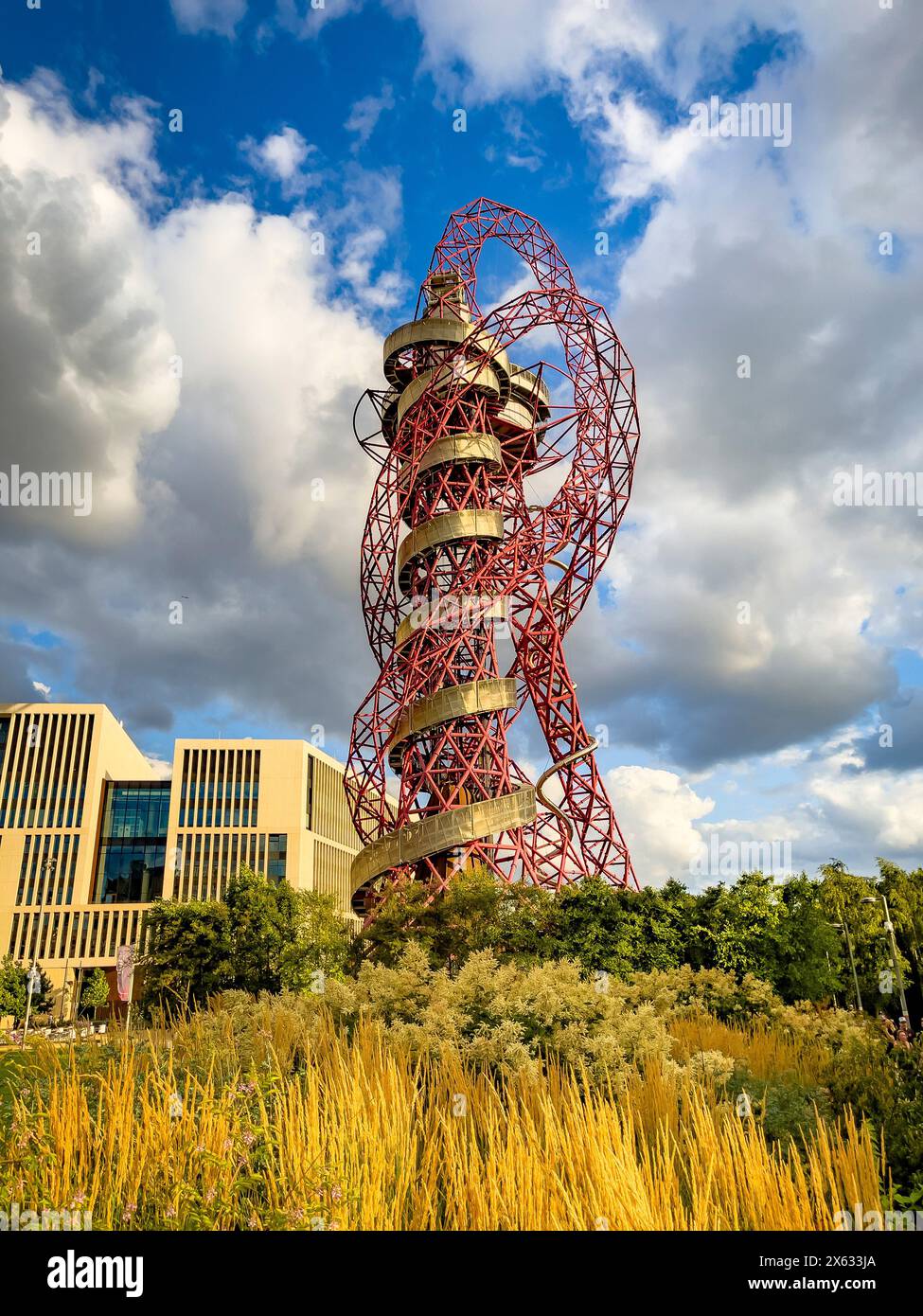 UCL East e ArcelorMittal Orbit, una scultura e torre di osservazione di 114 metri nel Queen Elizabeth Olympic Park, Londra. Foto Stock