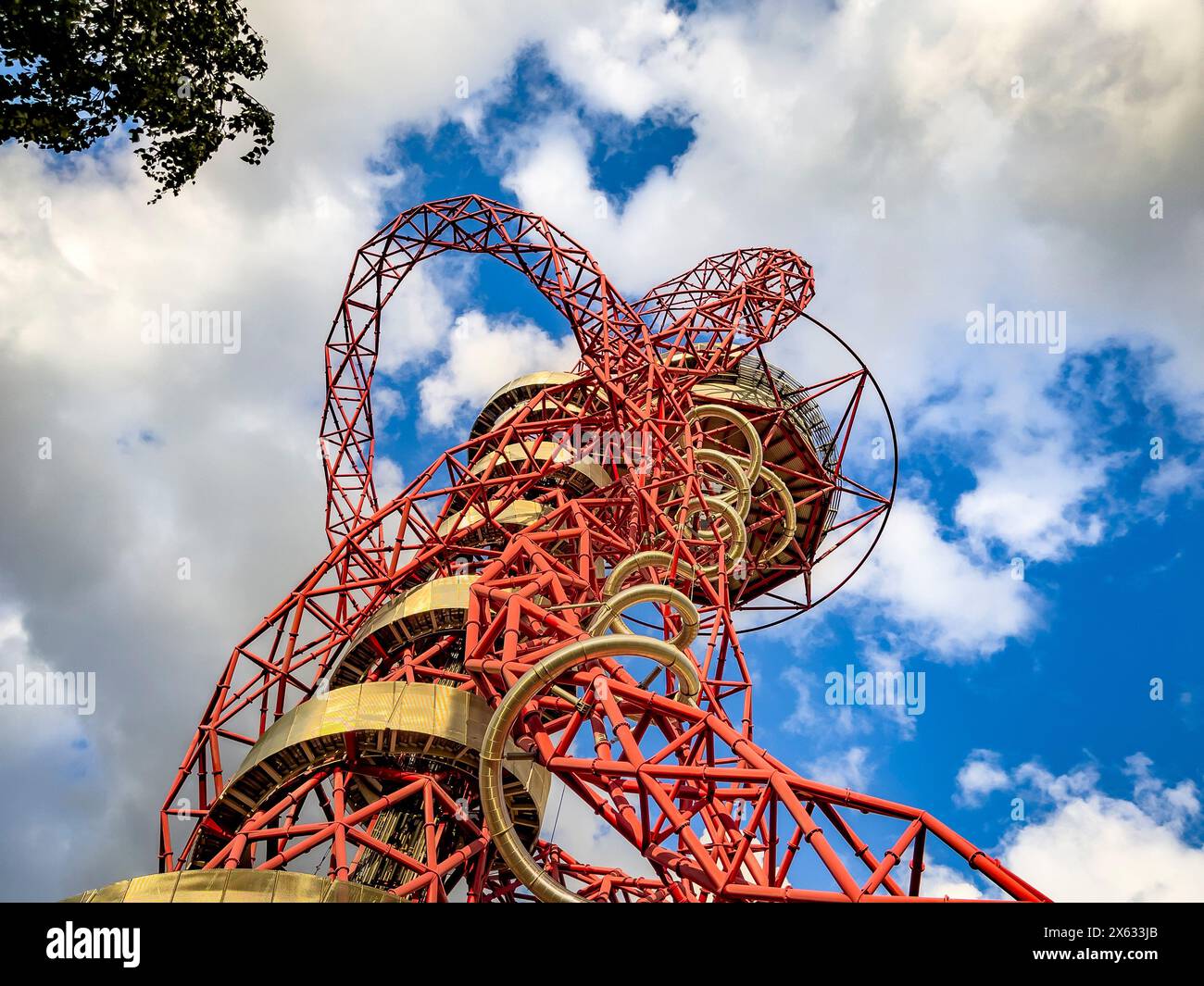 L'ArcelorMittal Orbit, una scultura e torre di osservazione di 114 metri nel Queen Elizabeth Olympic Park, Londra Foto Stock