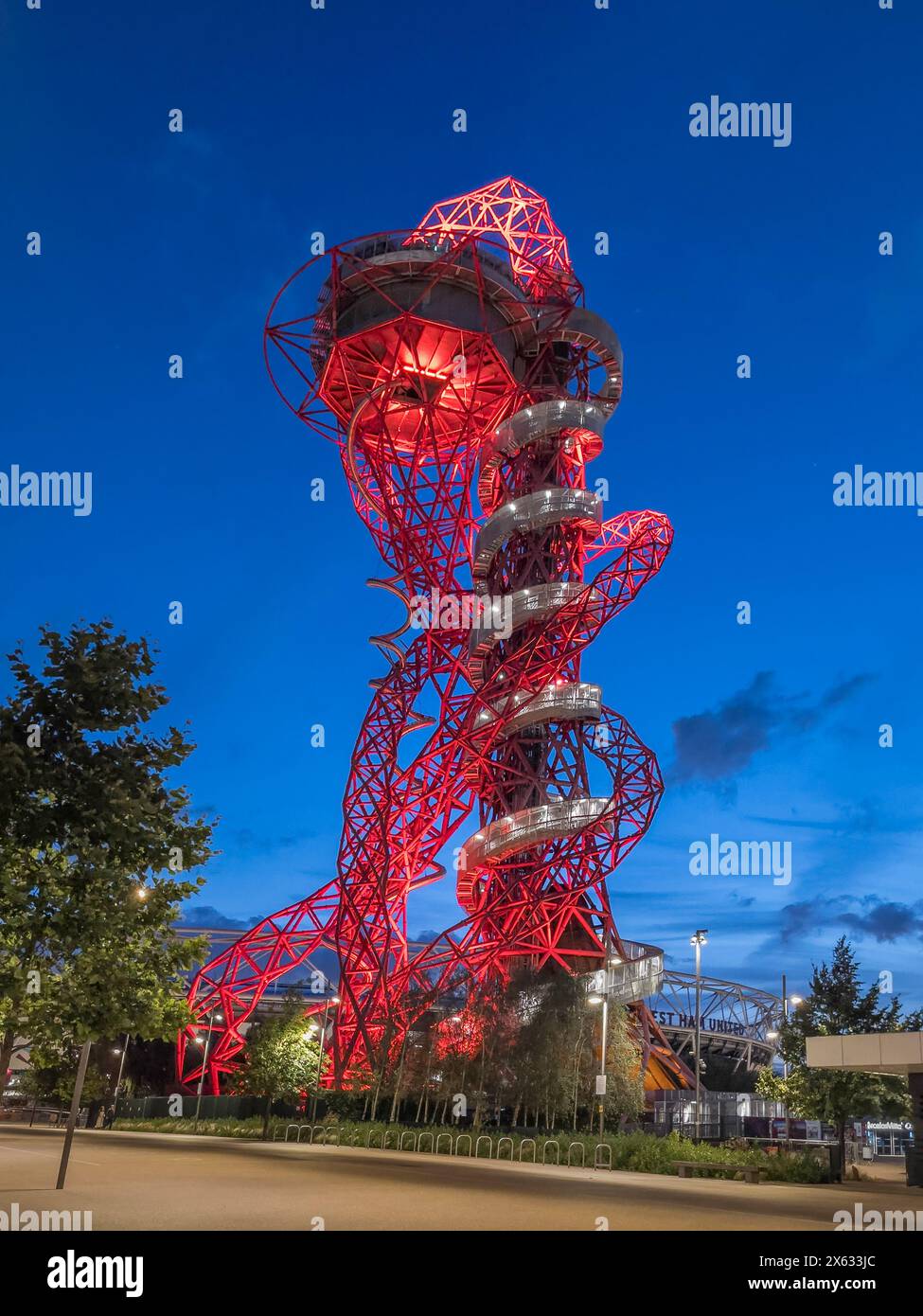ArcelorMittal Orbit, una scultura e torre di osservazione di 114 metri nel Queen Elizabeth Olympic Park, Londra, vista al tramonto Foto Stock