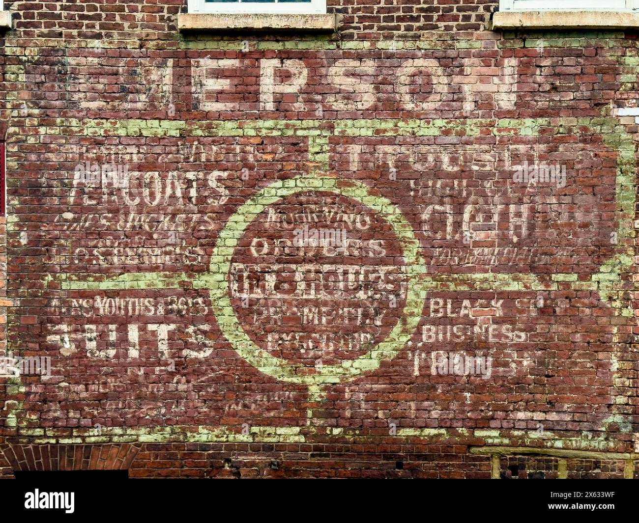 Emerson sarta un cartello fantasma dipinto a mano sul muro esterno di un edificio in Park Street. Stockport. REGNO UNITO Foto Stock