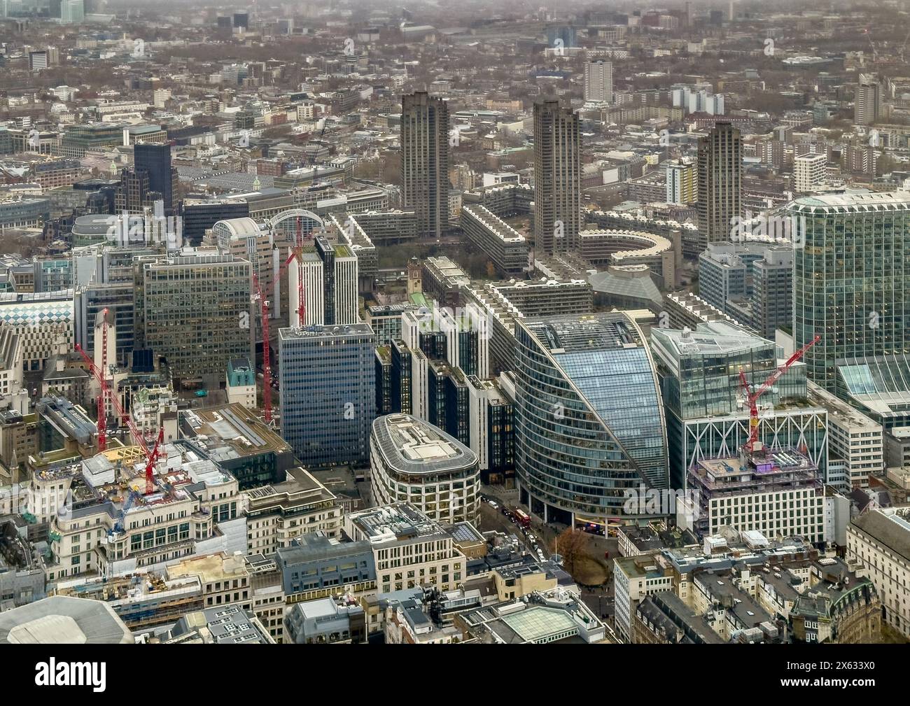 Vista dalla sala di osservazione di Horizon 22 in una giornata umida e nebbiosa a Londra, che mostra l'architettura mista della città. Le superfici riflettenti dell'edificio Foto Stock