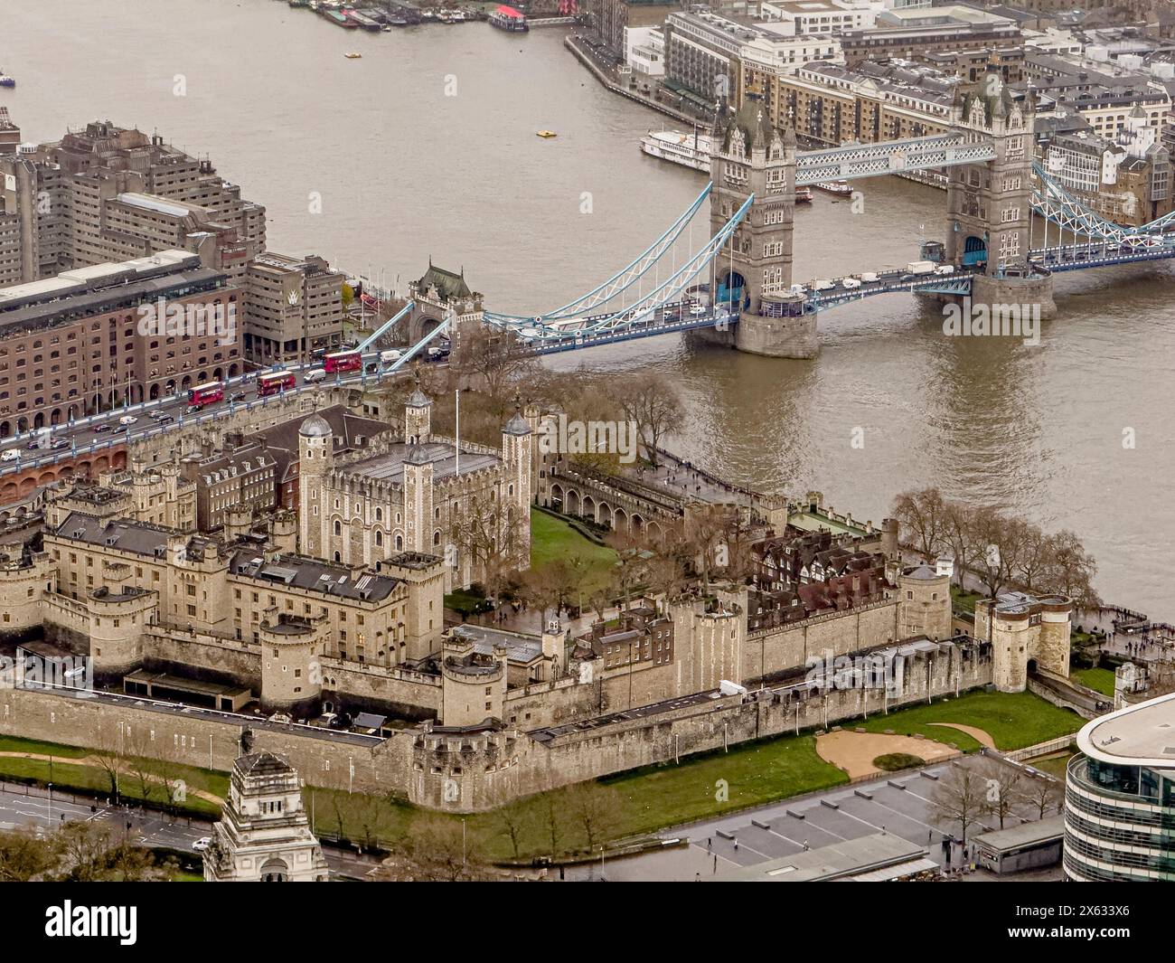 Vista sopraelevata della Torre di Londra con il Tower Bridge in lontananza. Londra Foto Stock