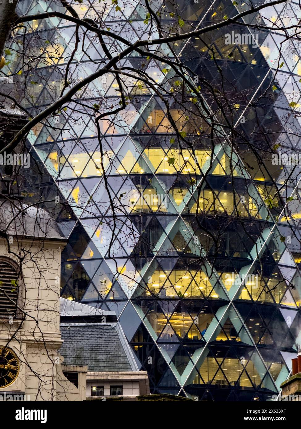 Primo piano del Gherkin con la chiesa di Sant'Elena a sinistra. Londra. Foto Stock