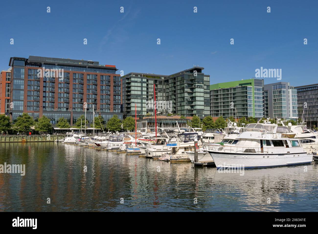 Washington DC, USA - 3 maggio 2024: Motoscafi e yacht ormeggiati nel porto turistico di fronte allo sviluppo del molo sul fiume Potomac a Washington DC Foto Stock