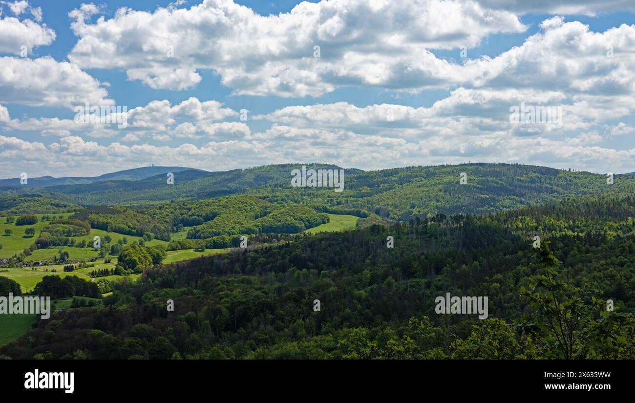 Vista dal punto panoramico di montagna in pietra drago vicino a Eisenach sulla foresta della Turingia occidentale intorno al villaggio di Mosbach Foto Stock