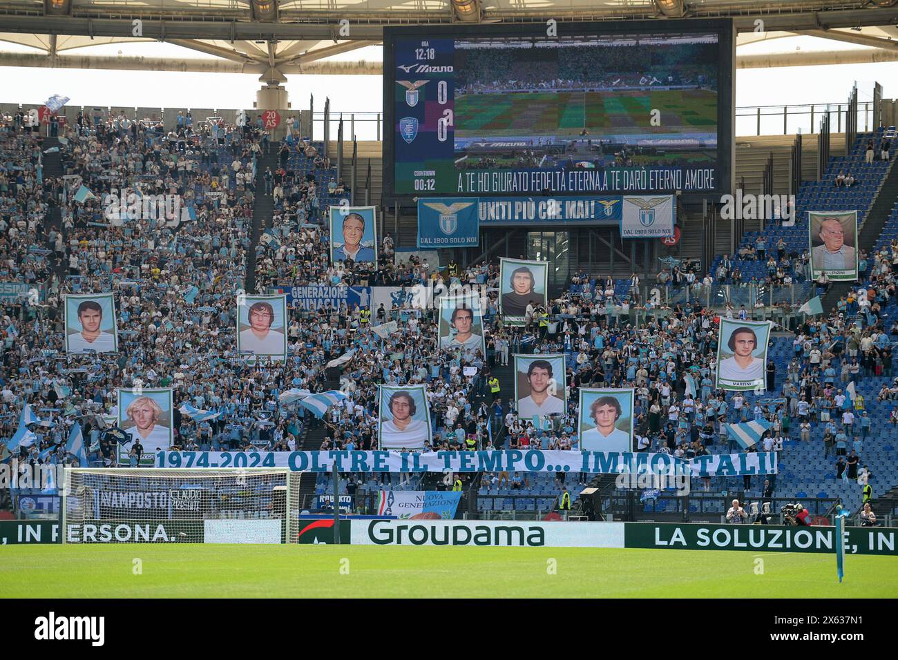 Roma, Italia. 12 maggio 2024. Stadio Olimpico, Roma, Italia - i tifosi laziali espongono le fotografie dei campioni italiani nel 1974 durante la partita di calcio di serie A, Lazio vs Empoli, 12 maggio 2024 (foto di Roberto Ramaccia/Sipa USA) crediti: SIPA USA/Alamy Live News Foto Stock