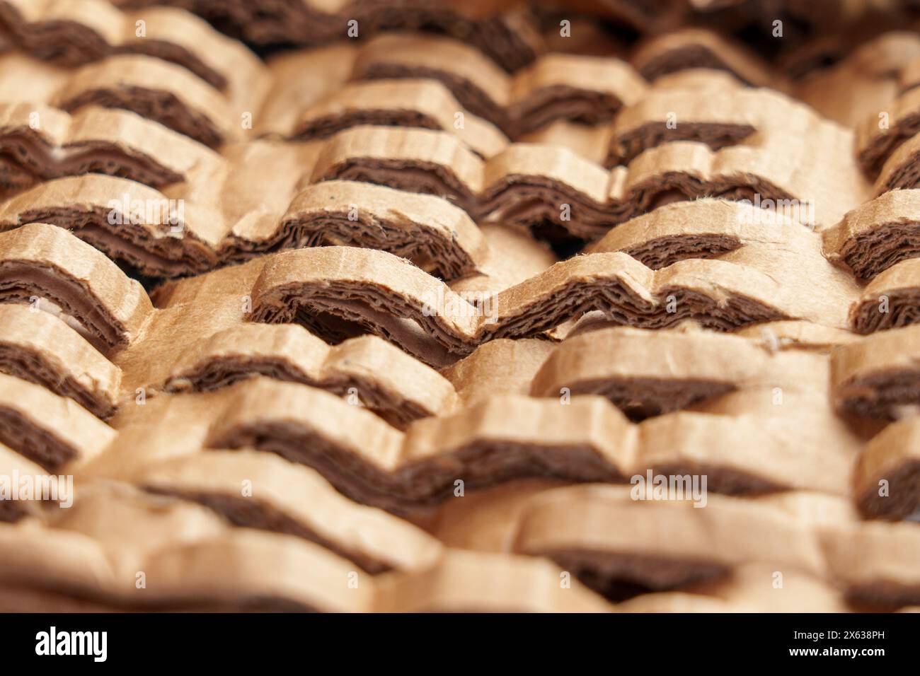 Stucco di carta intagliato per pacchi. Primo piano con materiale protettivo marrone Foto Stock