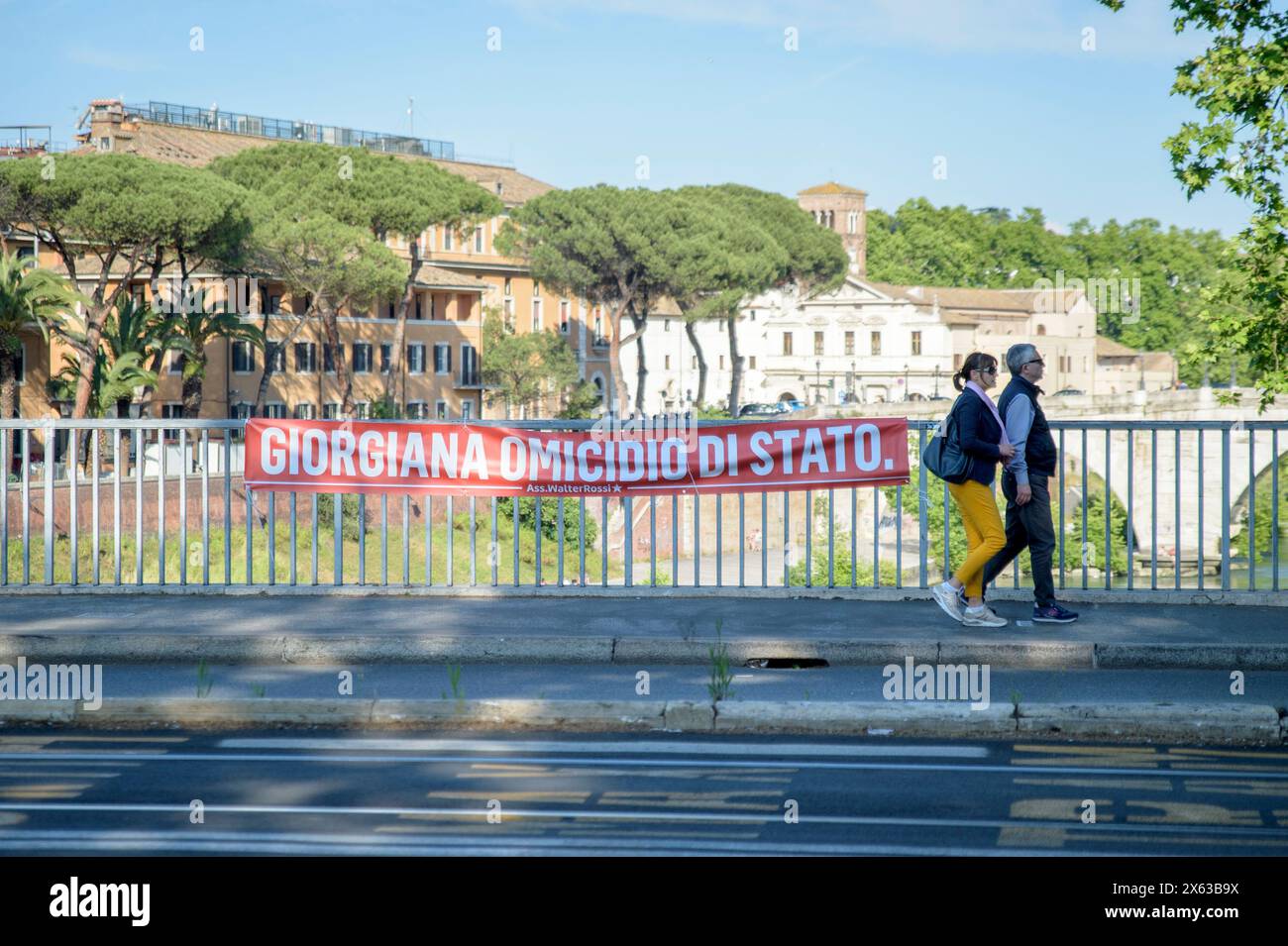 Roma, Italia. 12 maggio 2024. Un grande vessillo con le parole "assassinio di Stato Giorgiana" è stato appeso sul parapetto di Ponte Garibaldi in occasione dell'anniversario dell'uccisione di Giorgiana Masi a Roma. Giorgiana Masi, una studentessa di 19 anni, è stata uccisa a Roma vicino a Ponte Garibaldi, colpita da un proiettile sparato da dietro, apparentemente dalla polizia, il 12 maggio 1977 durante una manifestazione non autorizzata sull'anniversario della vittoria del referendum sul divorzio. L'omicidio e' ancora senza colpevoli. (Credit Image: © Marcello Valeri/ZUMA Press Wire) SOLO PER USO EDITORIALE! Non per USO commerciale! Foto Stock