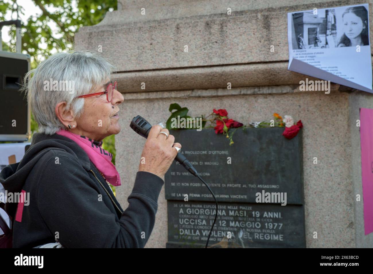 12 maggio 2024, Roma, Italia: Un attivista del movimento femminista e transfemminista non una di meno parla al microfono e sullo sfondo un foglio di carta mostra la foto di Giorgiana Masi durante la commemorazione dell'omicidio di Giorgiana Masi a Roma. Giorgiana Masi, una studentessa di 19 anni, è stata uccisa a Roma vicino a Ponte Garibaldi, colpita da un proiettile sparato da dietro, apparentemente dalla polizia, il 12 maggio 1977 durante una manifestazione non autorizzata sull'anniversario della vittoria del referendum sul divorzio. L'omicidio e' ancora senza colpevoli. (Immagine di credito: © Marcello Valer Foto Stock
