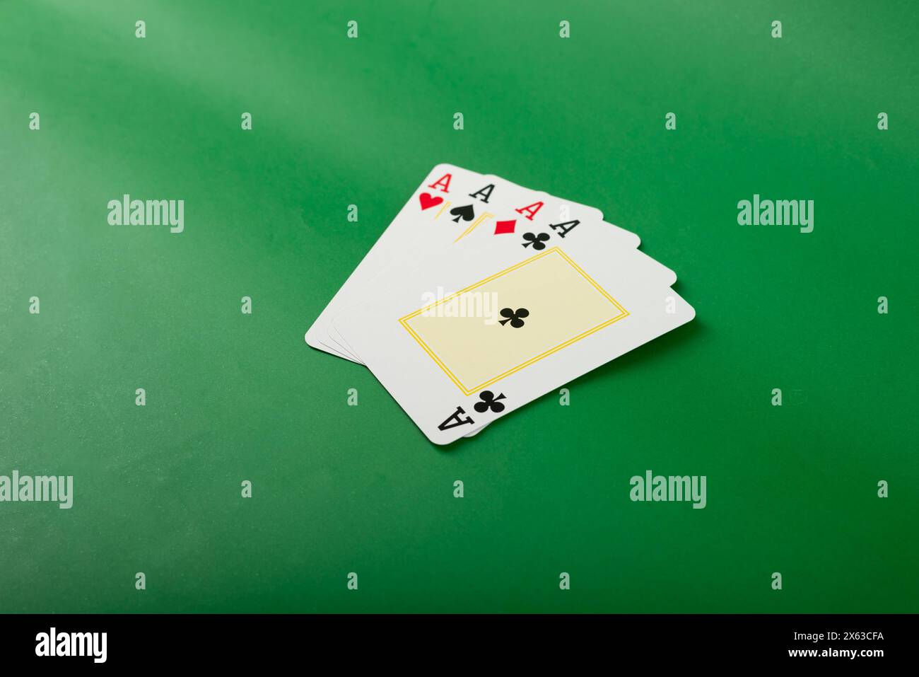 Carta da gioco per poker e gioco d'azzardo, quattro assi. Isolato su sfondo verde. Foto Stock
