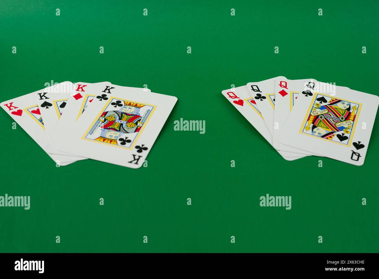 Carte da gioco isolate su sfondo verde. Gioco d'azzardo. Foto Stock