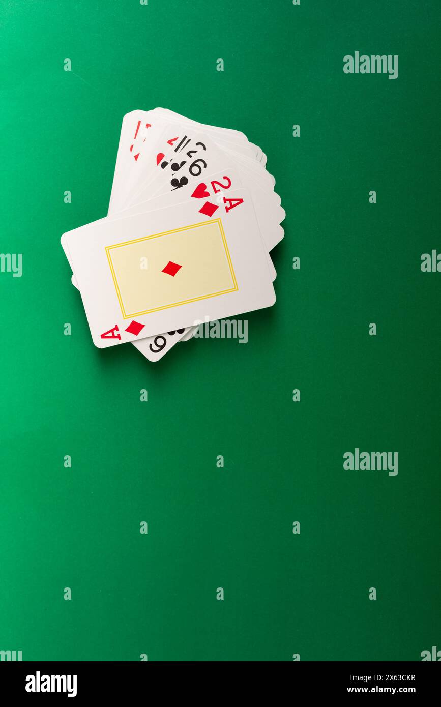 Carte da gioco per il poker e il gioco d'azzardo, isolate su sfondo verde. Foto Stock