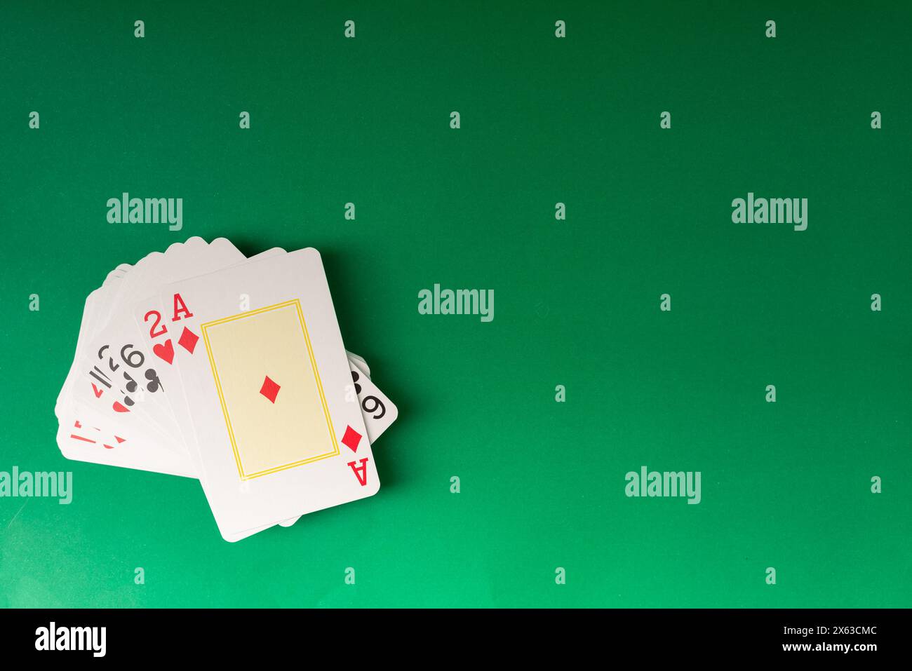 Carte da gioco isolate su sfondo verde. Gioco d'azzardo. Foto Stock