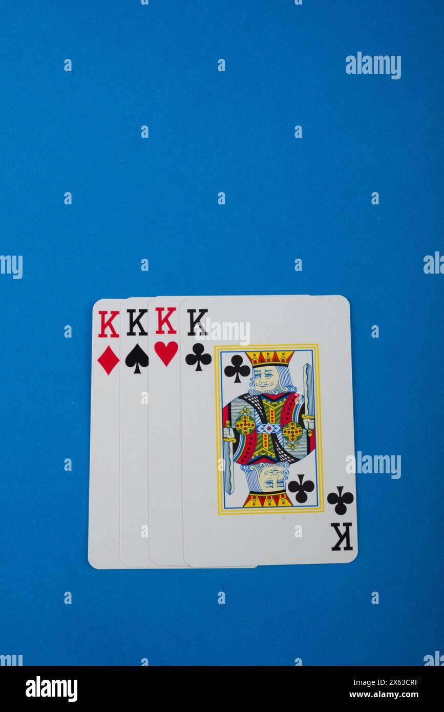 Carte da gioco isolate su sfondo blu. Gioco d'azzardo. Foto Stock