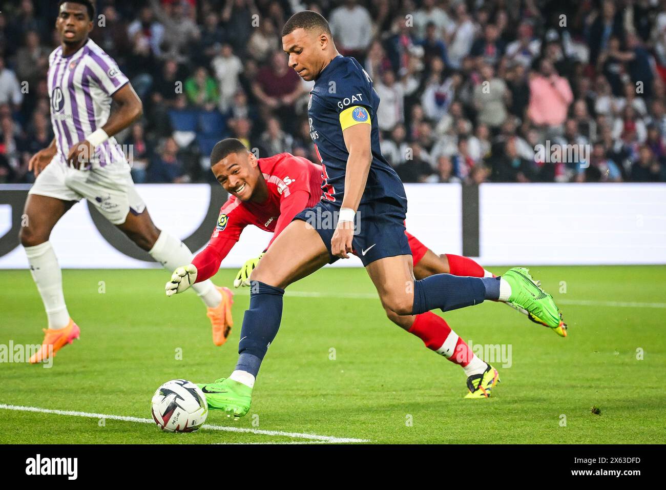 Guillaume RESTES di Tolosa e Kylian MBAPPE del PSG durante la partita di calcio del campionato francese di Ligue 1 tra Paris Saint-Germain e Toulouse FC il 12 maggio 2024 allo stadio Parc des Princes di Parigi, in Francia Foto Stock