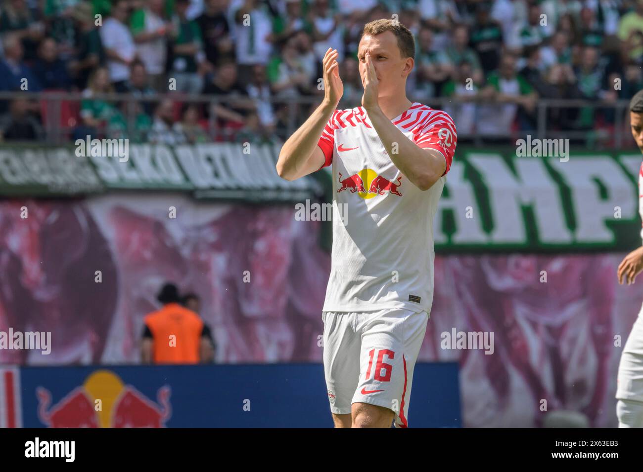 V.l. Lukas Klostermann (RasenBallsport Leipzig, #16), Applaus fuer die fans, RB Leipzig vs Werder Brema, 1st Bundesliga, Soccer, DFB, Bundesliga, 29, stagione 2023/2024, RB Arena, credito: HMB Media/Uwe Koch/Alamy Live News LE NORMATIVE DFB/DFL VIETANO QUALSIASI USO DI FOTOGRAFIE COME SEQUENZE DI IMMAGINI E/O QUASI-VIDEO, 11.05. 2024, Foto Stock