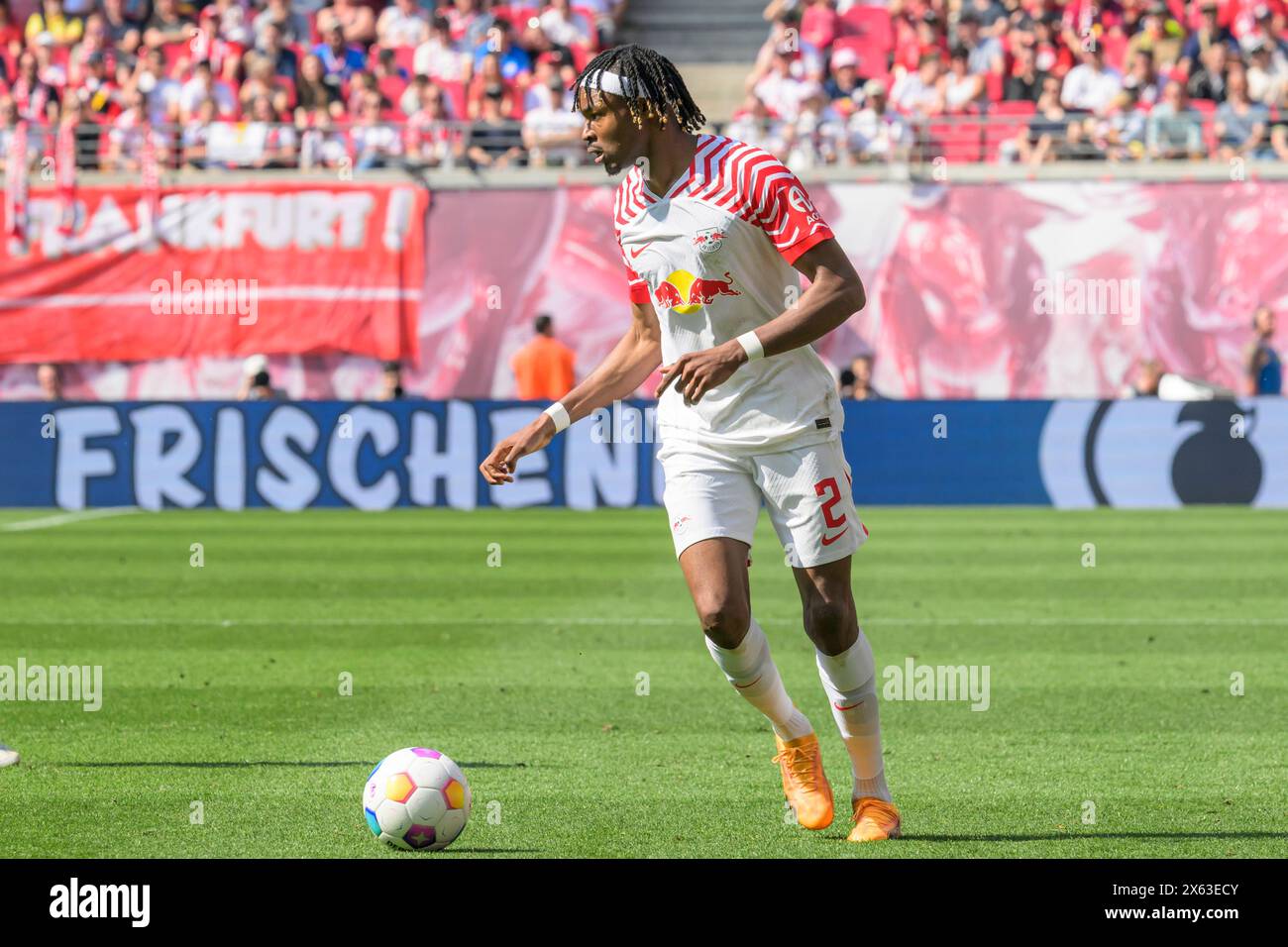 Mohamed Simakan (RasenBallsport Leipzig, #02), RB Leipzig vs Werder Brema, 1a Bundesliga, calcio, DFB, Bundesliga, 29, stagione 2023/2024, RB Arena, credito: HMB Media/Uwe Koch/Alamy Live News LE NORMATIVE DFB/DFL VIETANO QUALSIASI USO DI FOTOGRAFIE COME SEQUENZE DI IMMAGINI E/O QUASI-VIDEO, 11.05. 2024, Foto Stock