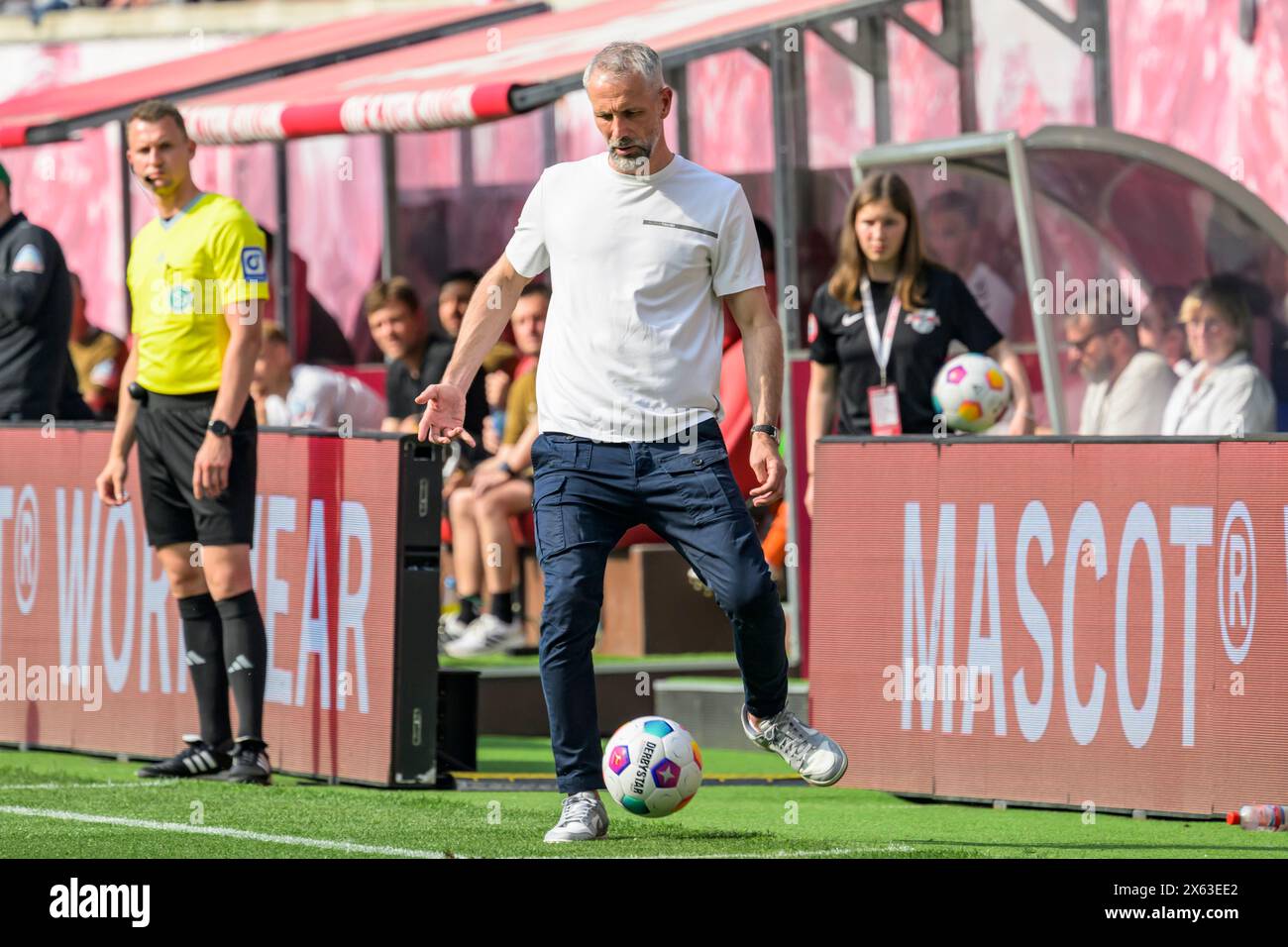 Marco Rose (RasenBallsport Leipzig, allenatore), Ball-pass, RB Leipzig vs Werder Brema, 1a Bundesliga, calcio, DFB, Bundesliga, 29, stagione 2023/2024, RB Arena, credito: HMB Media/Uwe Koch/Alamy Live News LE NORMATIVE DFB/DFL VIETANO QUALSIASI USO DI FOTOGRAFIE COME SEQUENZE DI IMMAGINI E/O QUASI-VIDEO, 11.05. 2024, Foto Stock
