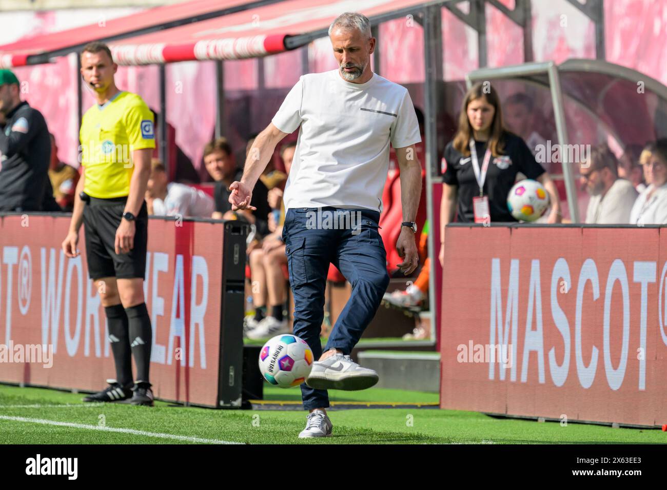 Marco Rose (RasenBallsport Leipzig, allenatore), Ball-pass, RB Leipzig vs Werder Brema, 1a Bundesliga, calcio, DFB, Bundesliga, 29, stagione 2023/2024, RB Arena, credito: HMB Media/Uwe Koch/Alamy Live News LE NORMATIVE DFB/DFL VIETANO QUALSIASI USO DI FOTOGRAFIE COME SEQUENZE DI IMMAGINI E/O QUASI-VIDEO, 11.05. 2024, Foto Stock