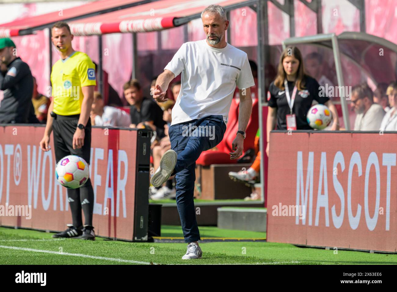 Marco Rose (RasenBallsport Leipzig, allenatore), Ball-pass, RB Leipzig vs Werder Brema, 1a Bundesliga, calcio, DFB, Bundesliga, 29, stagione 2023/2024, RB Arena, credito: HMB Media/Uwe Koch/Alamy Live News LE NORMATIVE DFB/DFL VIETANO QUALSIASI USO DI FOTOGRAFIE COME SEQUENZE DI IMMAGINI E/O QUASI-VIDEO, 11.05. 2024, Foto Stock