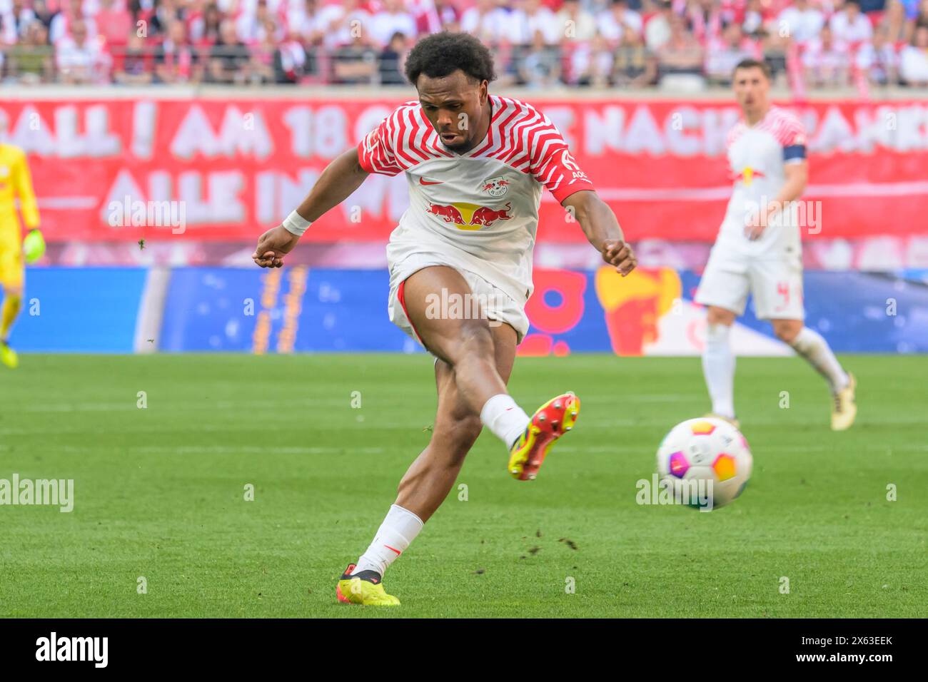 Lois Openda (RasenBallsport Leipzig, #17), RB Leipzig vs Werder Brema, 1a Bundesliga, calcio, DFB, Bundesliga, 29, stagione 2023/2024, RB Arena, credito: HMB Media/Uwe Koch/Alamy Live News LE NORMATIVE DFB/DFL VIETANO QUALSIASI USO DI FOTOGRAFIE COME SEQUENZE DI IMMAGINI E/O QUASI-VIDEO, 11.05. 2024, Foto Stock