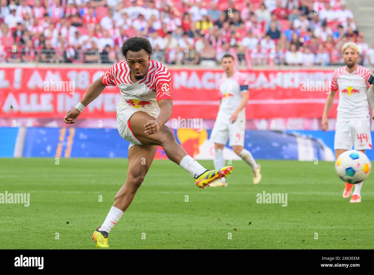 Lois Openda (RasenBallsport Leipzig, #17), RB Leipzig vs Werder Brema, 1a Bundesliga, calcio, DFB, Bundesliga, 29, stagione 2023/2024, RB Arena, credito: HMB Media/Uwe Koch/Alamy Live News LE NORMATIVE DFB/DFL VIETANO QUALSIASI USO DI FOTOGRAFIE COME SEQUENZE DI IMMAGINI E/O QUASI-VIDEO, 11.05. 2024, Foto Stock
