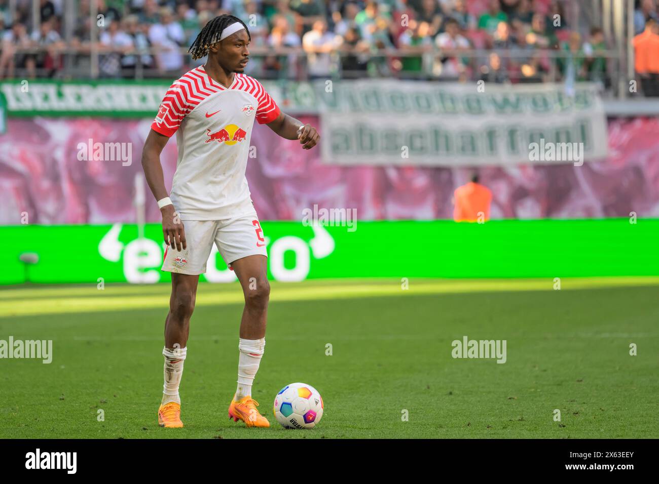 Mohamed Simakan (RasenBallsport Leipzig, #02), RB Leipzig vs Werder Brema, 1a Bundesliga, calcio, DFB, Bundesliga, 29, stagione 2023/2024, RB Arena, credito: HMB Media/Uwe Koch/Alamy Live News LE NORMATIVE DFB/DFL VIETANO QUALSIASI USO DI FOTOGRAFIE COME SEQUENZE DI IMMAGINI E/O QUASI-VIDEO, 11.05. 2024, Foto Stock