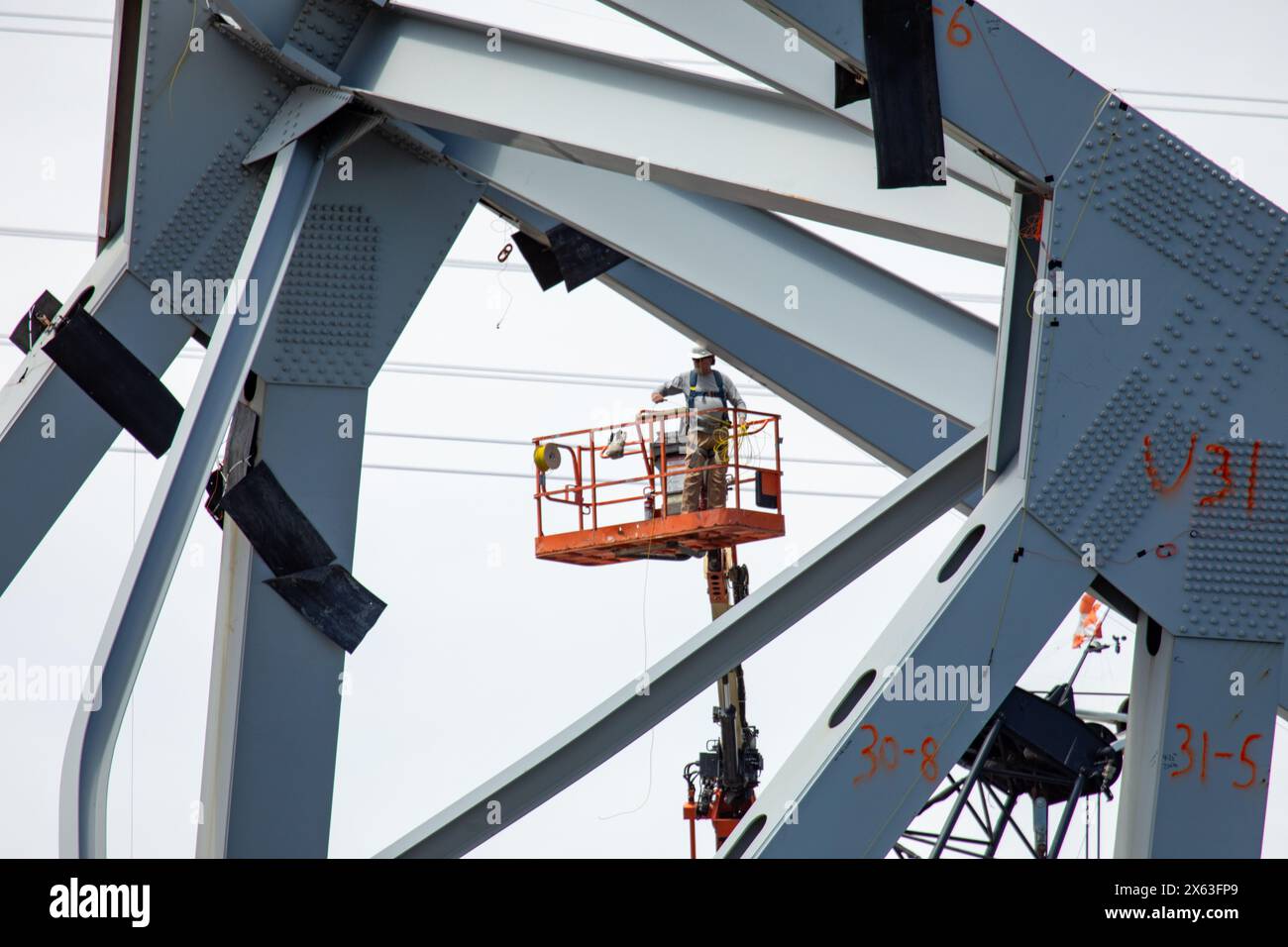 Dundalk, Stati Uniti d'America. 11 maggio 2024. Dundalk, Stati Uniti d'America. 11 maggio 2024. Gli operai collocano cariche esplosive su pezzi delle rimanenti capriate d'acciaio dal crollato Francis Scott Key Bridge per accelerare la rimozione, l'11 maggio 2024, vicino a Dundalk, Maryland. Il ponte è stato colpito dalla nave container MV Dali da 984 piedi il 26 marzo e crollò uccidendo sei lavoratori. Crediti: Christopher Rosario/U. S Army Corps/Alamy Live News Foto Stock