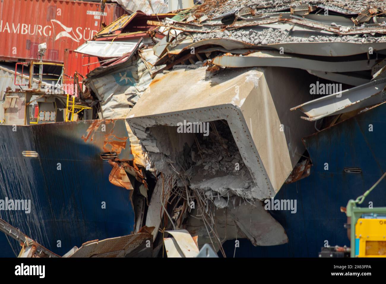 Dundalk, Stati Uniti d'America. 11 maggio 2024. Dundalk, Stati Uniti d'America. 11 maggio 2024. Pile di capriate d'acciaio e detriti sulla prua della nave da carico M/V Dali, dal crollato Francis Scott Key Bridge mentre la rimozione continua, l'11 maggio 2024, vicino a Dundalk, Maryland. Il ponte è stato colpito dalla nave container MV Dali da 984 piedi il 26 marzo e crollò uccidendo sei lavoratori. Crediti: Christopher Rosario/U. S Army Corps/Alamy Live News Foto Stock