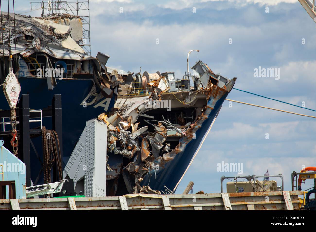 Dundalk, Stati Uniti d'America. 11 maggio 2024. Dundalk, Stati Uniti d'America. 11 maggio 2024. Una sezione trasversale gravemente danneggiata del M/V Dali dopo che ha colpito e causato il crollo del Francis Scott Key Bridge, 11 maggio 2024, vicino a Dundalk, Maryland. Il ponte è stato colpito dalla nave container MV Dali da 984 piedi il 26 marzo e crollò uccidendo sei lavoratori. Crediti: Christopher Rosario/U. S Army Corps/Alamy Live News Foto Stock