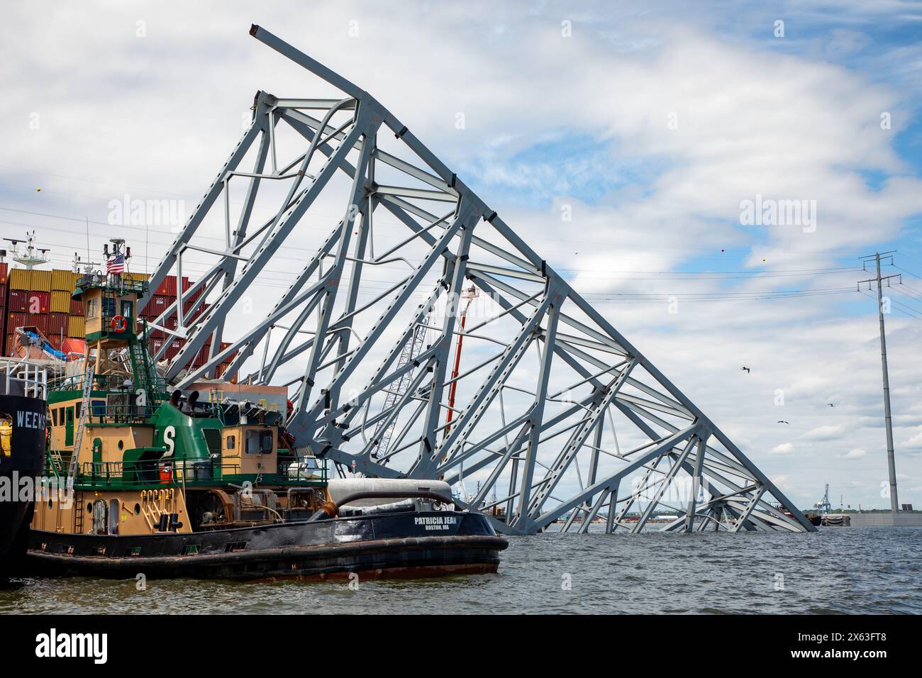Dundalk, Stati Uniti d'America. 11 maggio 2024. Dundalk, Stati Uniti d'America. 11 maggio 2024. Pile di capriate d'acciaio e detriti sulla prua della nave da carico M/V Dali, dal crollato Francis Scott Key Bridge mentre la rimozione continua, l'11 maggio 2024, vicino a Dundalk, Maryland. Il ponte è stato colpito dalla nave container MV Dali da 984 piedi il 26 marzo e crollò uccidendo sei lavoratori. Crediti: Christopher Rosario/U. S Army Corps/Alamy Live News Foto Stock