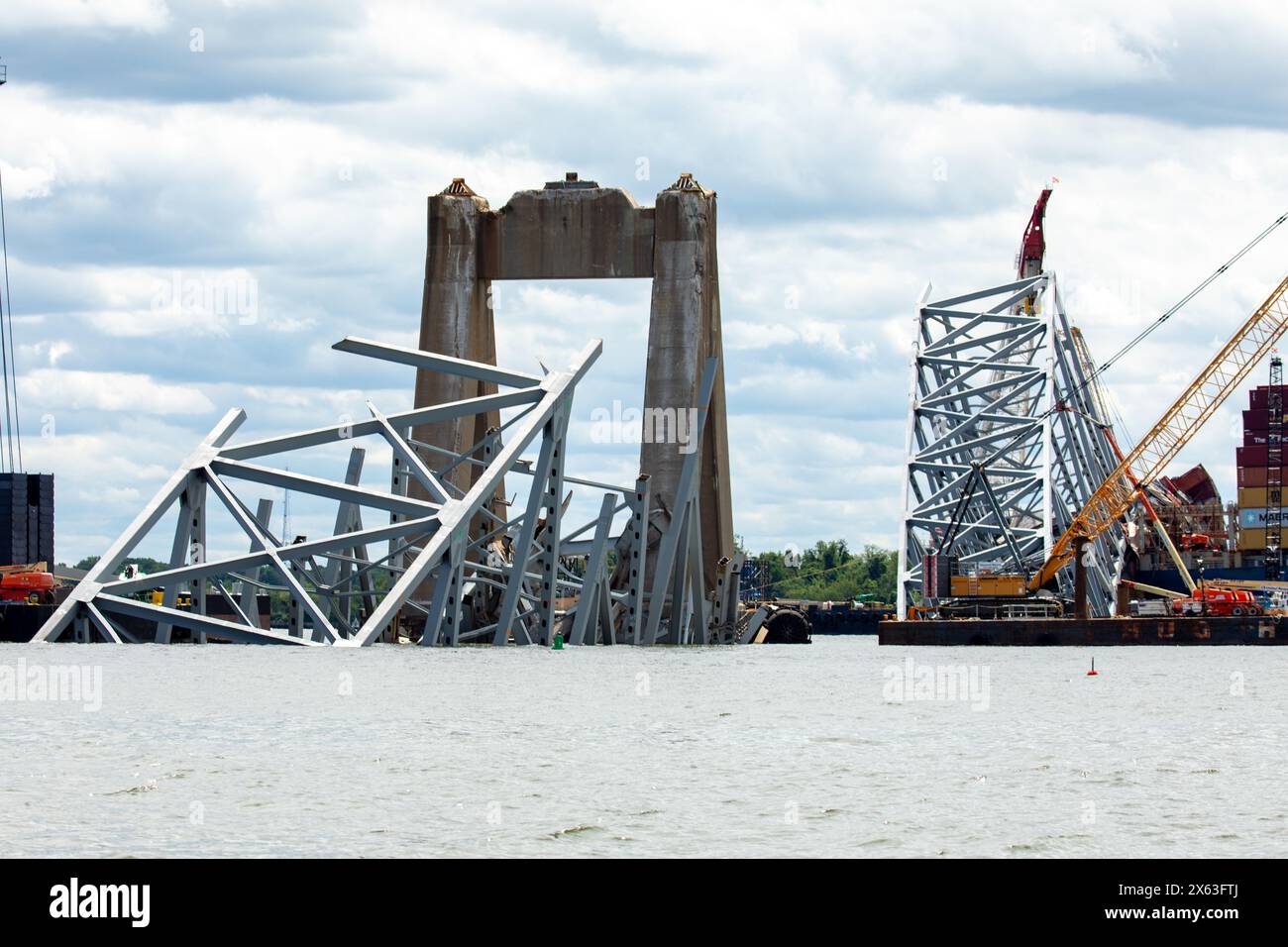 Dundalk, Stati Uniti d'America. 11 maggio 2024. Dundalk, Stati Uniti d'America. 11 maggio 2024. Pezzi di capriata d'acciaio e detriti sporgono dal fiume Patapsco dal crollato Francis Scott Key Bridge mentre la pulizia e la rimozione entrano nella fase finale, l'11 maggio 2024, vicino a Dundalk, Maryland. Il ponte è stato colpito dalla nave container MV Dali da 984 piedi il 26 marzo e crollò uccidendo sei lavoratori. Crediti: Christopher Rosario/U. S Army Corps/Alamy Live News Foto Stock
